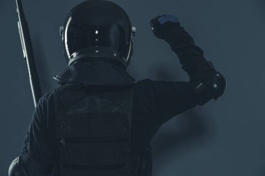 çevik kuvvet polisi kendi elleriyle iş arkadaşlarınıza sinyal. silahlı adam kask ve kurşun geçirmez yelek