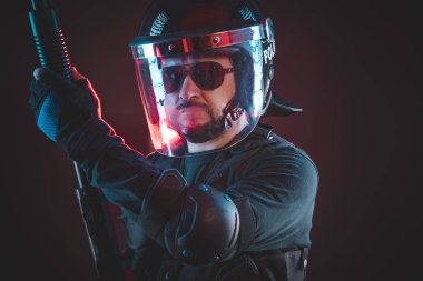Kırmızı hasar ışıkları ile özel çevik kuvvet polisi. silahlı adam kask ve kurşun geçirmez yelek