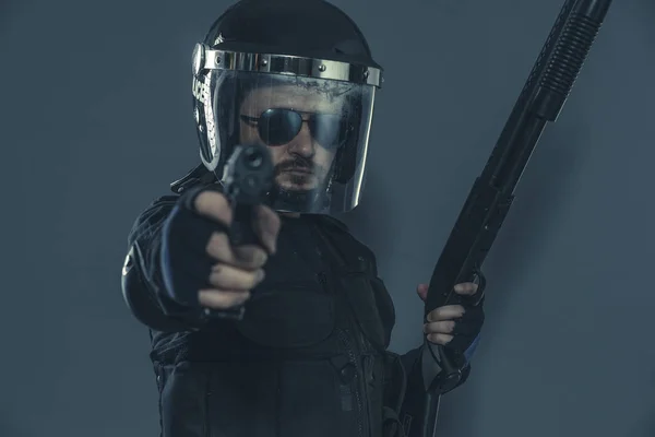 Gardiyan Çevik Kuvvet Polisi Kendi Elleriyle Arkadaşlarınıza Sinyal Silahlı Adam — Stok fotoğraf