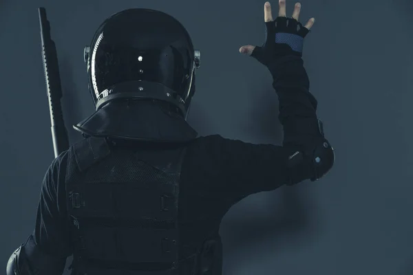 경찰관 그들의 손으로 동료에 헬멧과 무장된 — 스톡 사진