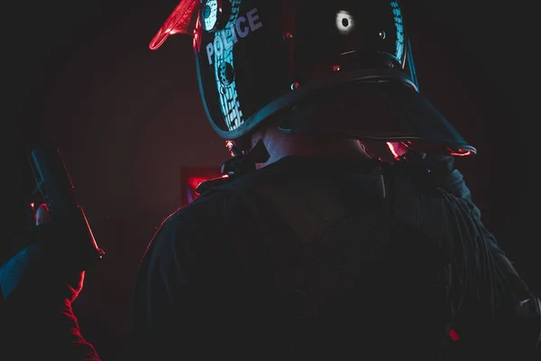 赤いハザード ランプと警察 ヘルメットと防弾チョッキで武装した男 — ストック写真