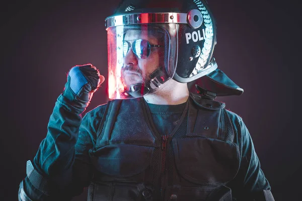 防暴警察与红色危险灯 带着头盔和防弹背心的武装人员 — 图库照片
