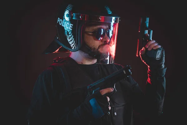 Speciale Oproerpolitie Met Rode Alarmknipperlichten Gewapende Man Met Helm Een — Stockfoto
