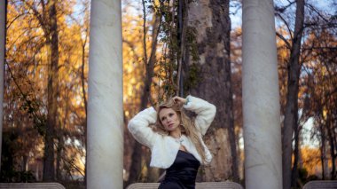 sonbahar ve kış, güzel sarışın kadın ile jest gri ceket giymiş melankoli melankolik düşen, sahne