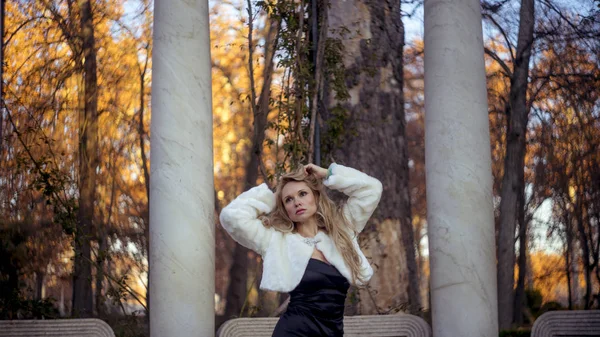 Melancholy Falling Scene Autumn Winter Beautiful Blond Woman Gestures Melancholy — Stock Photo, Image