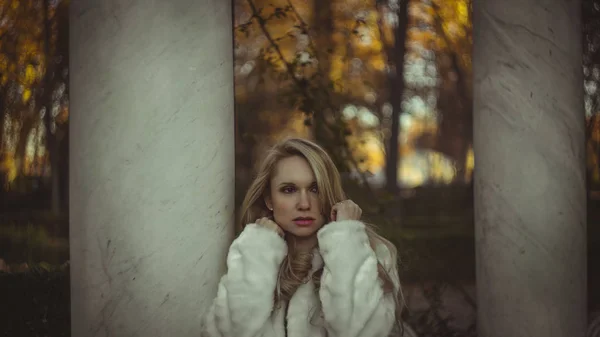 Melancholia Spadające Scena Jesienią Zimą Piękne Blond Kobieta Gestów Melancholii — Zdjęcie stockowe
