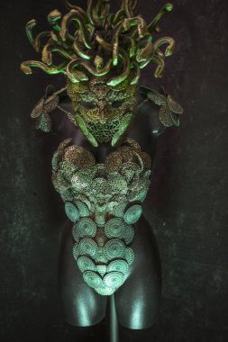Medusa, Yunan mitolojisinde yaratık. parçaları kuyumcular ve altın ve bakır gibi metaller ile elle yapılan. yeşil ve altın yılan kask takıyor