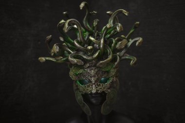 Medusa, Yunan mitolojisinde yaratık. parçaları kuyumcular ve altın ve bakır gibi metaller ile elle yapılan. yeşil ve altın yılan kask takıyor
