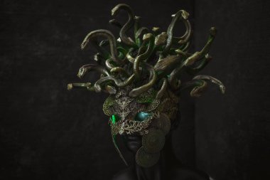 Medusa, Yunan mitolojisinde yaratık cosplay. parçaları kuyumcular ve altın ve bakır gibi metaller ile elle yapılan. yeşil ve altın yılan kask takıyor