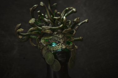 Medusa, Yunan mitolojisinde yaratık heykel. parçaları kuyumcular ve altın ve bakır gibi metaller ile elle yapılan. yeşil ve altın yılan kask takıyor
