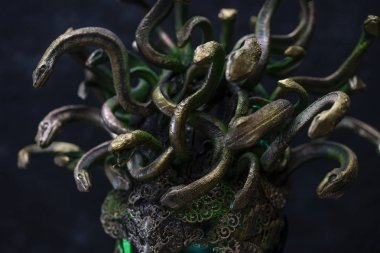 Kafa Medusa, Yunan mitolojisinde yaratık. parçaları kuyumcular ve altın ve bakır gibi metaller ile elle yapılan. yeşil ve altın yılan kask takıyor