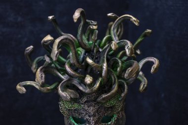 Kafa Medusa, Yunan mitolojisinde yaratık. parçaları kuyumcular ve altın ve bakır gibi metaller ile elle yapılan. yeşil ve altın yılan kask takıyor
