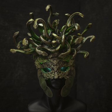 Kafa Medusa, Yunan mitolojisinde yaratık. parçaları kuyumcular ve altın ve bakır gibi metaller ile elle yapılan. yeşil ve altın yılan kask takıyor