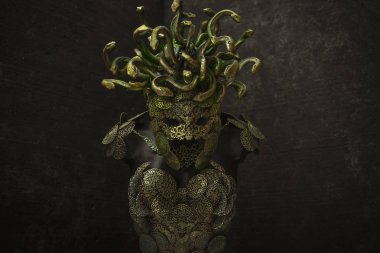Medusa, Yunan mitolojisinde yaratık. parçaları kuyumcular ve altın ve bakır gibi metaller ile elle yapılan. yeşil ve altın yılan kask takıyor