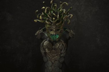 Medusa, Yunan mitolojisinde yaratık heykel. parçaları kuyumcular ve altın ve bakır gibi metaller ile elle yapılan. yeşil ve altın yılan kask takıyor
