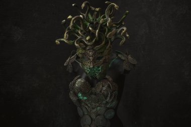 Medusa, Yunan mitolojisinde yaratık cosplay. parçaları kuyumcular ve altın ve bakır gibi metaller ile elle yapılan. yeşil ve altın yılan kask takıyor