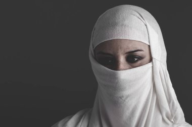 Bir sauna beyaz örtü ile güzel Arap kadın