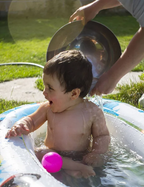 Маленький Хлопчик Грає Водою Надувному Басейні — стокове фото