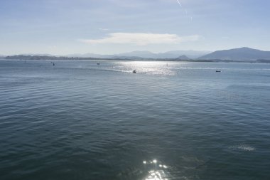 Sunshine, Ispanya 'da Santander Körfezi 'nin görünümü. Iberya Yarımadası 'nın kuzeyinde Cantabrian Denizi