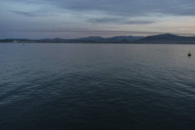 Ispanya 'daki Santander Körfezi 'nin manzarası. Iberya Yarımadası 'nın kuzeyinde Cantabrian Denizi