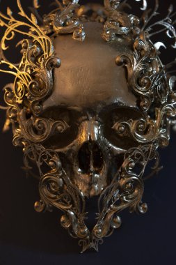Gold, altın kafatası 3D yazıcı ile yapılmış. Halloween veya korku sahneleri için dekorasyon Gotik parça