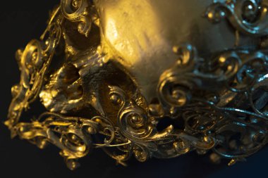 Gold, altın kafatası 3D yazıcı ile yapılmış. Halloween veya korku sahneleri için dekorasyon Gotik parça