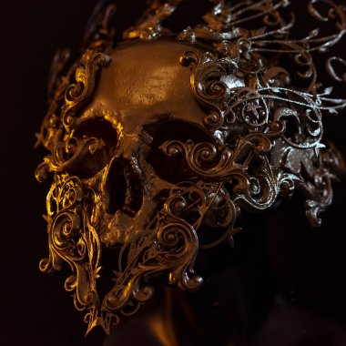 Gold, altın kafatası 3D yazıcı ile yapılmış. Halloween veya korku sahneleri için dekorasyon Gotik parça