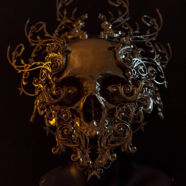 Gold, altın kafatası 3D yazıcı ile yapılmış. Halloween veya korku sahneleri için dekorasyon Gotik parça