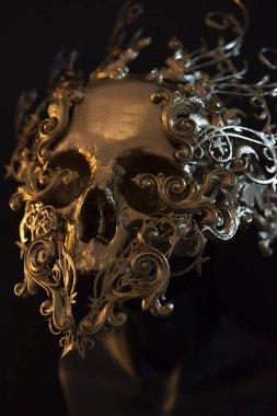 Gold, altın kafatası 3D yazıcı ile yapılmış. Halloween veya korku sahneleri için dekorasyon Gotik parça