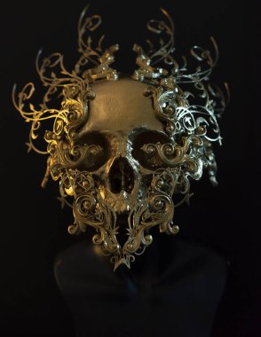 Gold, altın kafatası 3D yazıcı ile yapılmış. Halloween veya korku sahneleri için dekorasyon Gotik parça