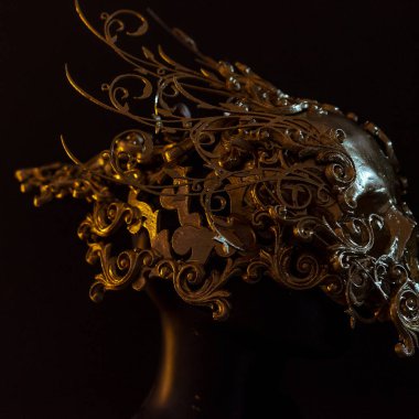 Gold, altın kafatası 3D yazıcı ile yapılmış. Halloween veya korku sahneleri için dekorasyon Gotik parça