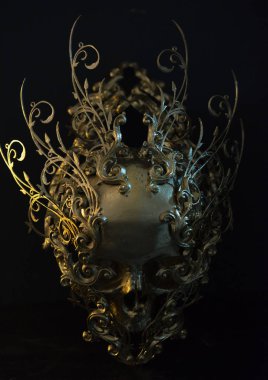 Gold, altın kafatası 3D yazıcı ile yapılmış. Halloween veya korku sahneleri için dekorasyon Gotik parça