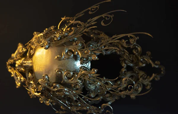 Gold, altın kafatası 3D yazıcı ile yapılmış. Halloween veya korku sahneleri için dekorasyon Gotik parça
