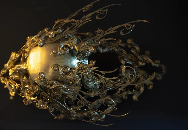 金色头骨用3D打印机制成 万圣节或恐怖场景的哥特式装饰 — 图库照片