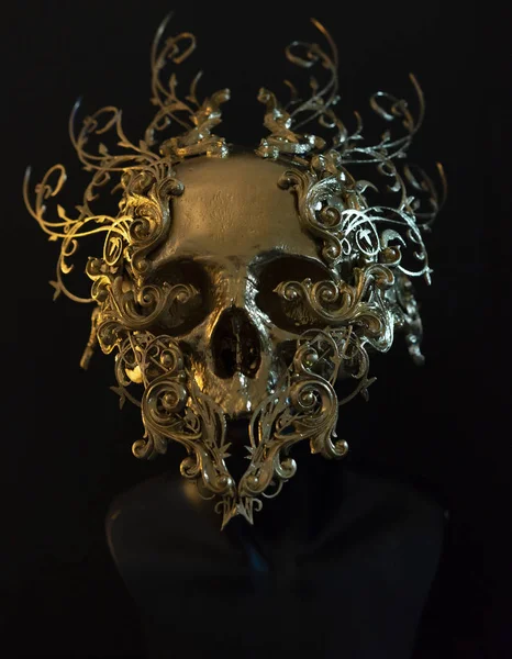 Gold, altın kafatası 3D yazıcı ile yapılmış. Halloween veya korku sahneleri için dekorasyon Gotik parça