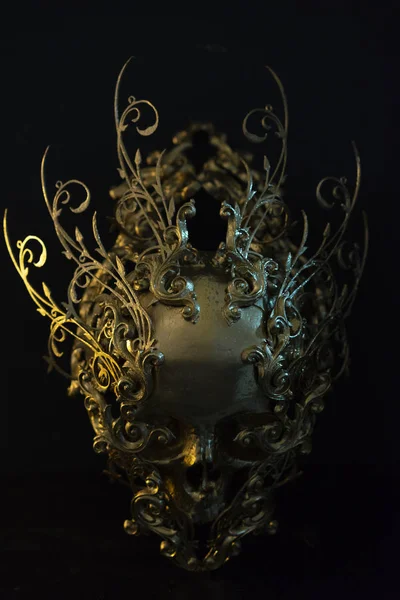 Gold, altın kafatası 3D yazıcı ile yapılmış. Halloween veya korku sahneleri için dekorasyon Gotik parça