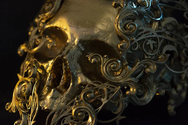Gold, altın kafatası 3D yazıcı ile yapılmış. Halloween veya korku sahneleri için dekorasyon Gotik parça