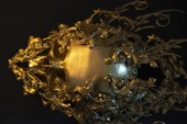 Zlatá, zlatá lebka s 3D tiskárnou. Gotický kus dekorace na Halloween nebo hororové scény