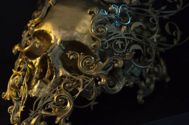 Gold, altın kafatası 3D yazıcı ile yapılmış. Halloween veya korku sahneleri için dekorasyon Gotik parça