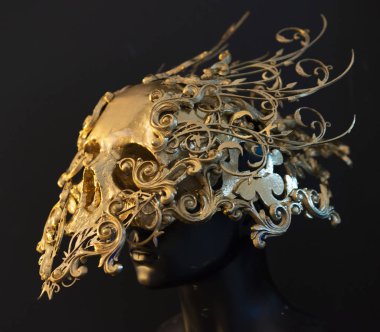 Gold, altın kafatası 3D yazıcı ile yapılmış. Halloween veya korku sahneleri için dekorasyon Gotik parça