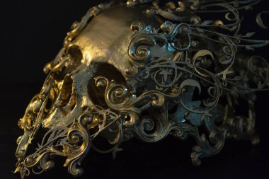 Gold, altın kafatası 3D yazıcı ile yapılmış. Halloween veya korku sahneleri için dekorasyon Gotik parça