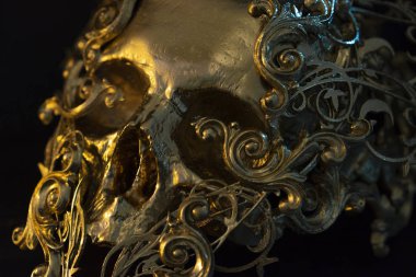 Gold, altın kafatası 3D yazıcı ile yapılmış. Halloween veya korku sahneleri için dekorasyon Gotik parça