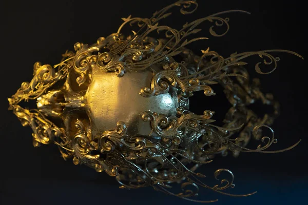 3Dプリンターで作られた金 金色の頭蓋骨 ハロウィーンやホラーシーンのための装飾のゴシック作品 — ストック写真