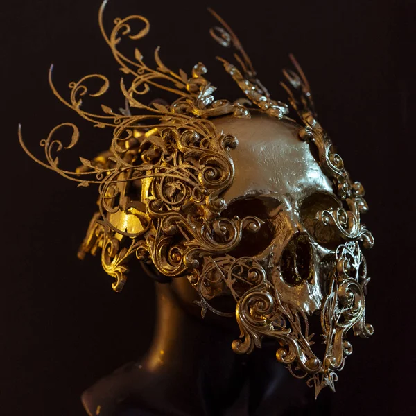 3Dプリンターで作られた金 金色の頭蓋骨 ハロウィーンやホラーシーンのための装飾のゴシック作品 — ストック写真