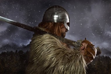 Kılıç ve vahşi derileri ile Viking İskandinav savaşçı. deri ve önlük tulum, metal kask
