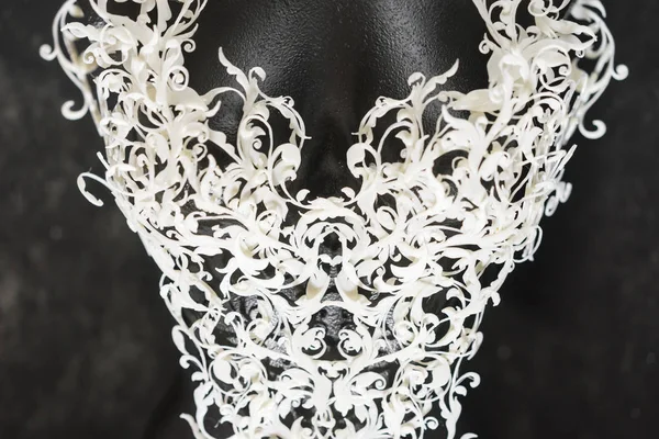 用3D打印机制作的件 由白色的花朵组成 形成胸衣 手工制作 幻想设计巴洛克风格 — 图库照片