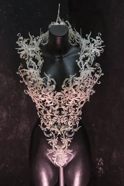 用3D打印机制作的件 由白色的花朵组成 形成胸衣 手工制作 幻想设计巴洛克风格 — 图库照片