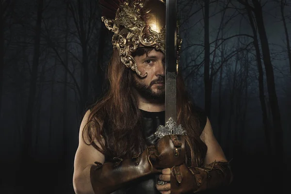 Guerrier Scandinave Viking Avec Épée Peaux Sauvages Salopettes Cuir Bavoir — Photo