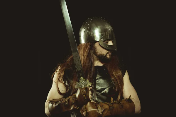 Guerrier Viking Avec Casque Métallique Peaux Animaux Gantelets Cuir Bouclier — Photo