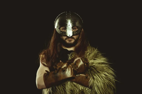 Guerreiro Viking Com Capacete Metálico Peles Animais Luvas Couro Escudo — Fotografia de Stock